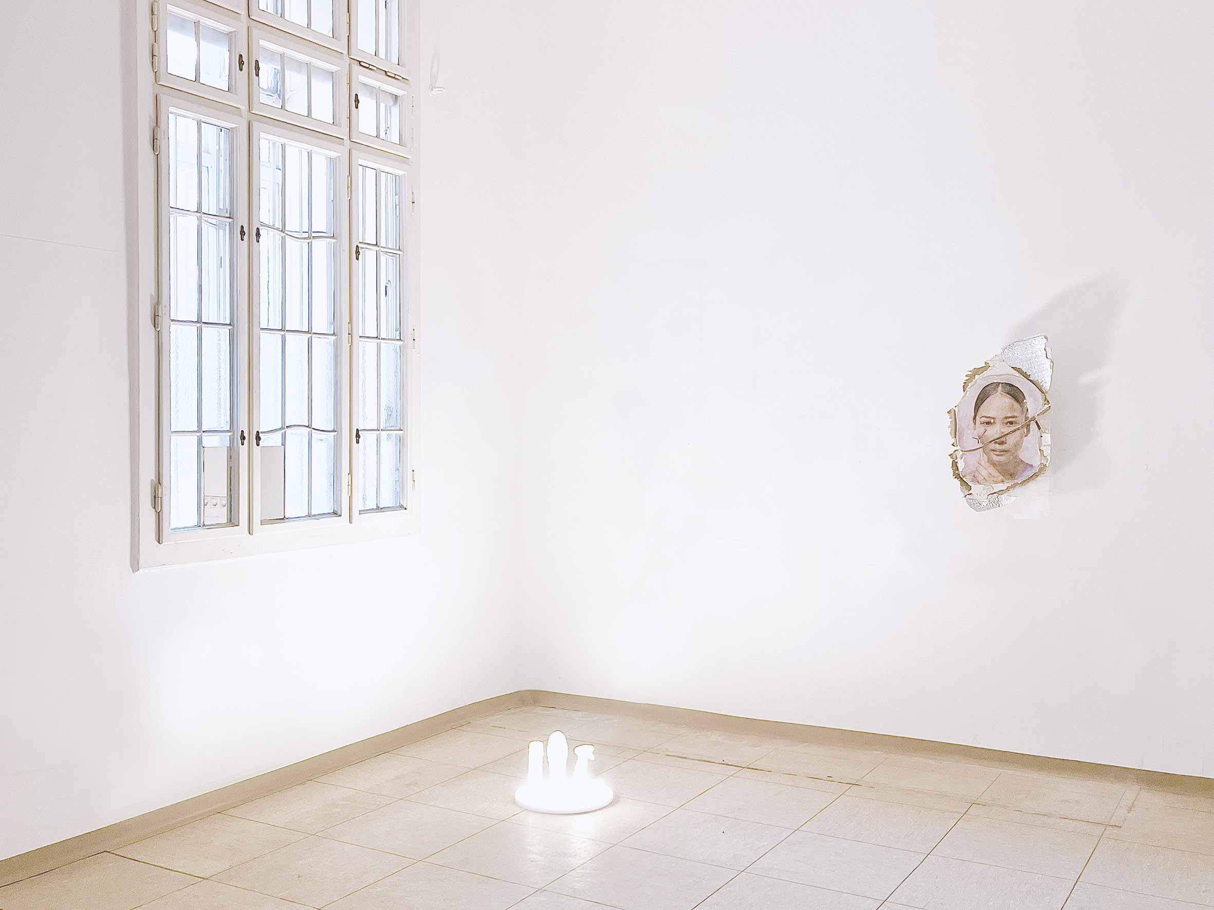 Obra instalativa del artista Alfonso Fernández bajo el seudónimo SomosNosotros o Garcia Fernández. Exposición individual en Art Fair Parallel Vienna